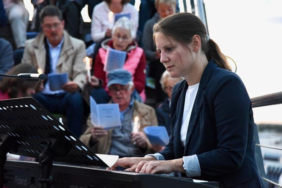 Kantorin Lena Sonntag bei einer Veranstaltung auf dem Strandpodest in Scharbeutz.