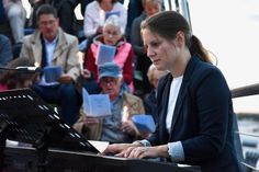 Kantorin Lena Sonntag bei einer Veranstaltung auf dem Strandpodest in Scharbeutz.
