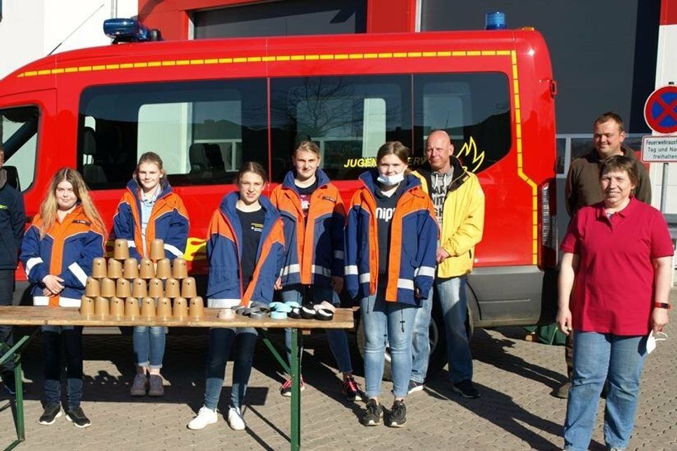 Die Mitglieder der Jugendfeuerwehr freuten sich über die gespendeten Mehrwegbecher vom Ortsverein der SPD, diese wurden von der Vorsitzenden Angela Hüttmann überreicht.