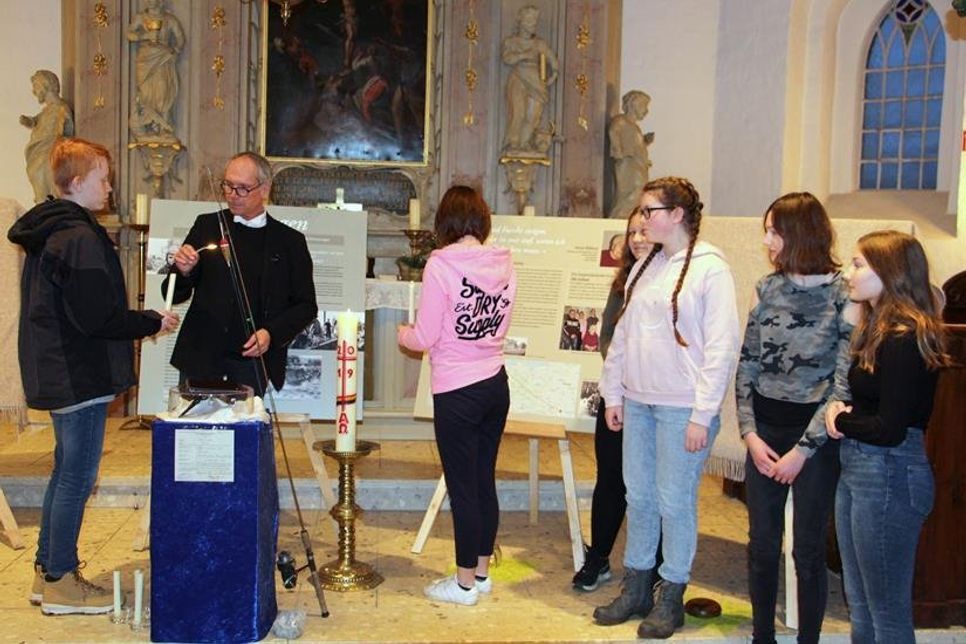 Für jeden Zeitzeugen entzündeten die Konfirmanden eine Kerze.