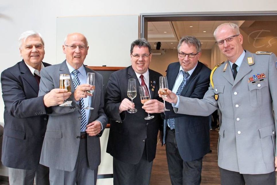 Stießen gemeinsam auf 2018 an: (v. re) Klaus Behring von der Patenkompanie, Bürgermeister Klaus Winter, 1. Vorsitzender des Blasorchesters Volker Bädermann, Bürgervorsteher Wolfgang Schüller und Hubert Augustin von der Flensburger Brauerei.