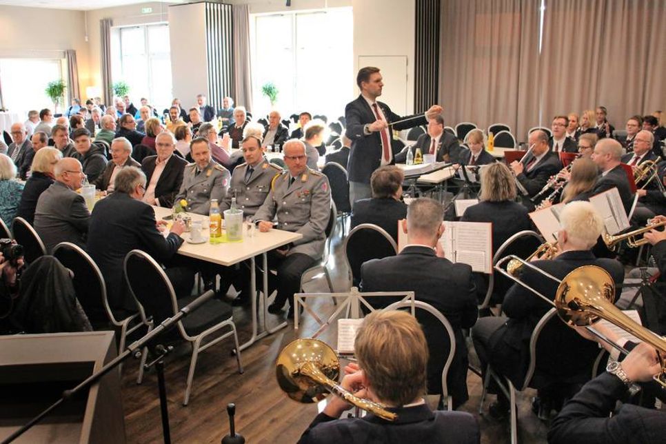 Das Blasorchester Lensahn spielte im gut besuchten Haus der Begegnung zünftig auf.