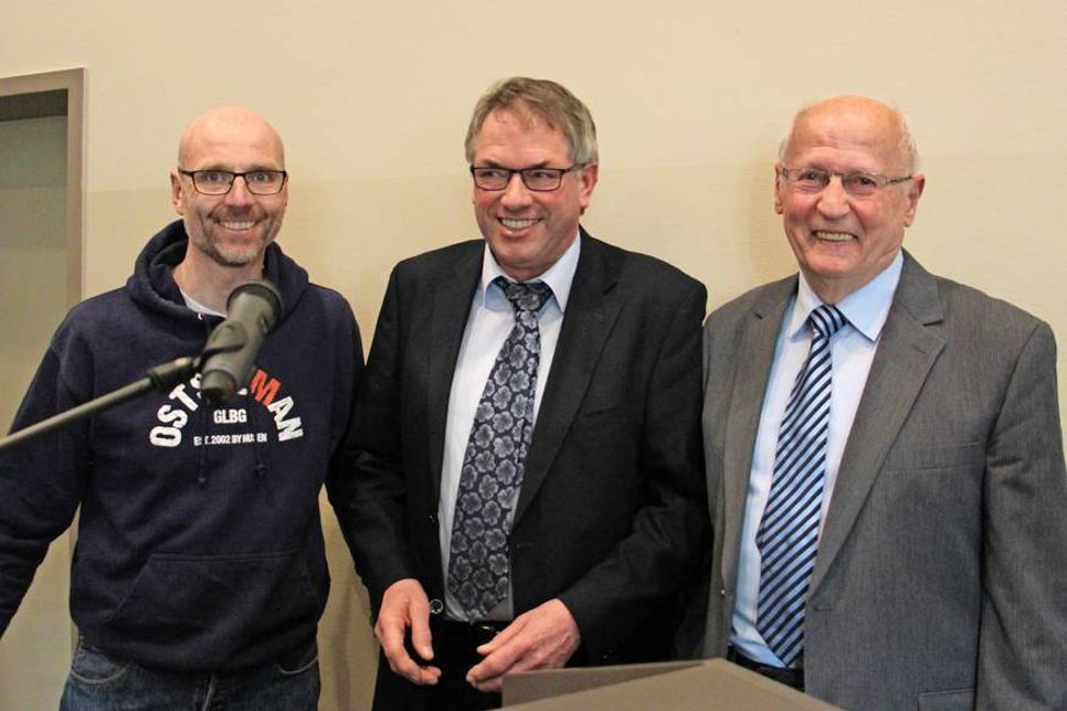 Die Ehrenurkunde der Gemeinde Lensahn für vorbildlich ehrenamtliche Tätigkeit ging an Alexander Hahn (lks.). Er ist seit 20 Jahren Fußball-Schiedsrichter und hat als Unparteiischer in der Verbandsliga und in der Schleswig-Holstein-Liga insgesamt 734 Spiele geleitet. In dieser Zeit sei er „Vorbild für viele“ geworden, so Bürgermeister Klaus Winter (Mi), der gemeinsam mit Bürgervorsteher Wolfgang Schüller die Ehrung vornahm.