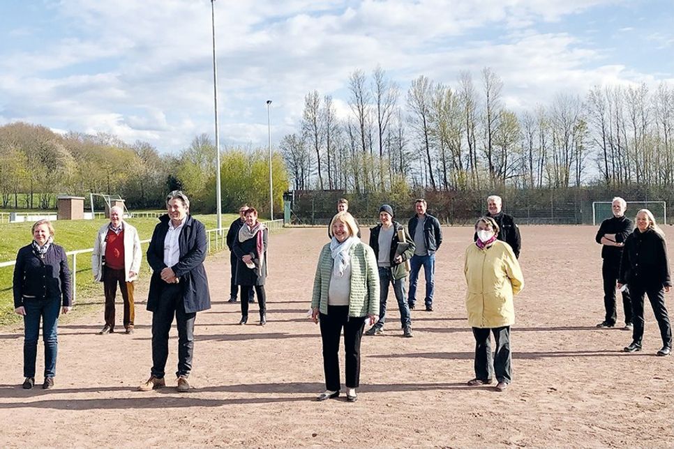 Ehrenamtliche aus der Gemeinde und vom Sportverein MTV Ahrensbök für die Sanierung des alten Grandplatzes. Erste Reihe von links: Jutta Voigt, Bürgermeister Andreas Zimmermann, Bettina Hagedorn, Charlotte Krowke und Christine Gohlke.