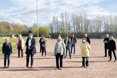 Ehrenamtliche aus der Gemeinde und vom Sportverein MTV Ahrensbök für die Sanierung des alten Grandplatzes. Erste Reihe von links: Jutta Voigt, Bürgermeister Andreas Zimmermann, Bettina Hagedorn, Charlotte Krowke und Christine Gohlke.