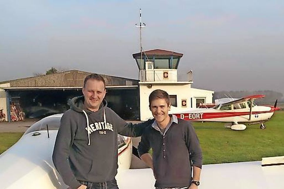 Lars Nindel, 2. Vorsitzender des LSC Condor, wünschte Thilo Scheffler im Namen der Gruber Luftsportler alles Gute und viel Erfolg bei den Wettkämpfen. Foto: privat/hfr