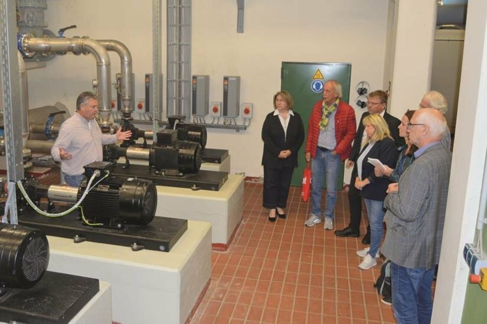 Im Wasserwerk Ahrensbök erklärte Thorsten Plath (l.) als Abteilungsleiter Wasserversorgung und Rohrnetzservice Gas-Wasser, wie die Wasserversorgung im Kreis Ostholstein abläuft.