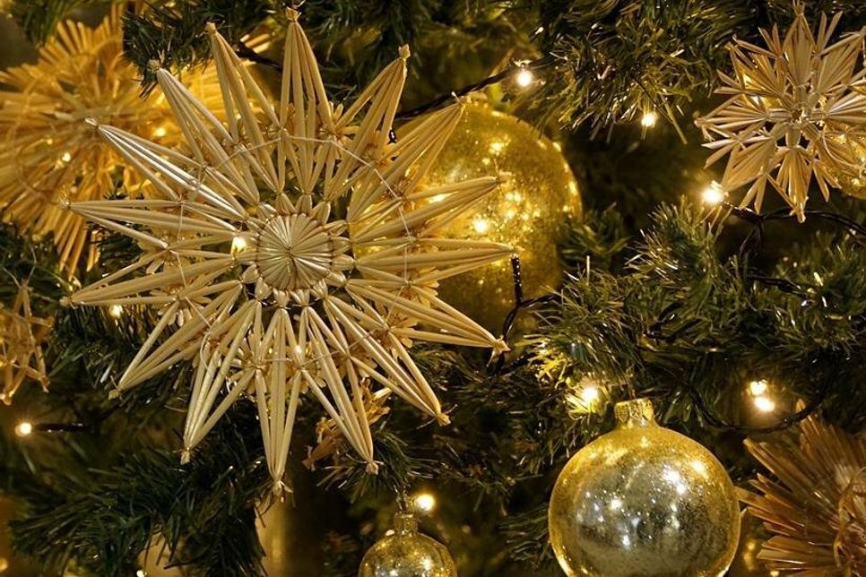 Selbstgebastelte Strohsterne sind der Klassiker am Weihnachtsbaum. Wir haben noch weitere Bastelideen für individuellen Baumschmuck.