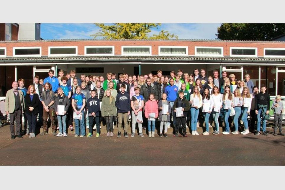 Die Sportler, Ehrengäste und Verbandsvertreter vor der Jacob-Lienau-Schule.