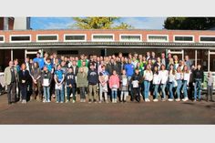 Die Sportler, Ehrengäste und Verbandsvertreter vor der Jacob-Lienau-Schule.