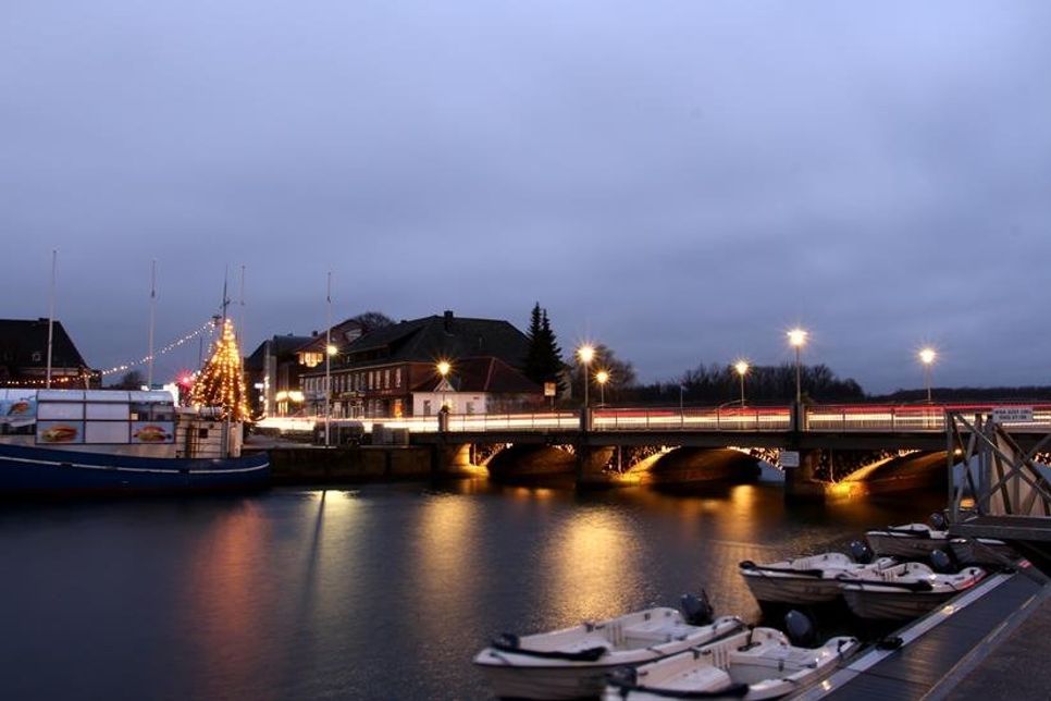 Die wunderschön beleuchtete und viel befahrene Neustädter Stadtbrücke.