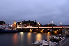 Die wunderschön beleuchtete und viel befahrene Neustädter Stadtbrücke.