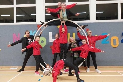 Von links oben zu sehen sind Marla Axt und Trainerin Torva Franz, in der Mitte Kampfrichter Ole Casprowitz, Emma Ewald, Melike Roos, Caro Hartmann, Kampfrichterin Andra Franz, Coco Gerstenberg, Anni Basche und vorne Melissa Basche.