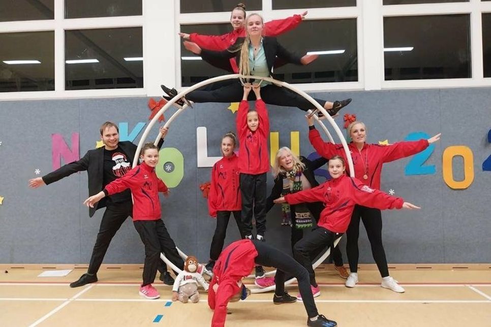 Von links oben zu sehen sind Marla Axt und Trainerin Torva Franz, in der Mitte Kampfrichter Ole Casprowitz, Emma Ewald, Melike Roos, Caro Hartmann, Kampfrichterin Andra Franz, Coco Gerstenberg, Anni Basche und vorne Melissa Basche.