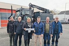 Obligatorische Schlüsselübergabe (von links nach rechts): Heinrich Blumenberg (Mercedes-Benz aus Würth), Reinhard Ahrens (Land und Bau Kommunalgeräte GmbH), Werkleiterin Gesine Muus, Bauhofsleiter Fabian Post und die Bauhof-Mitarbeiter Michael Wenske und Stefan Muus vor dem neuen Unimog U 427.