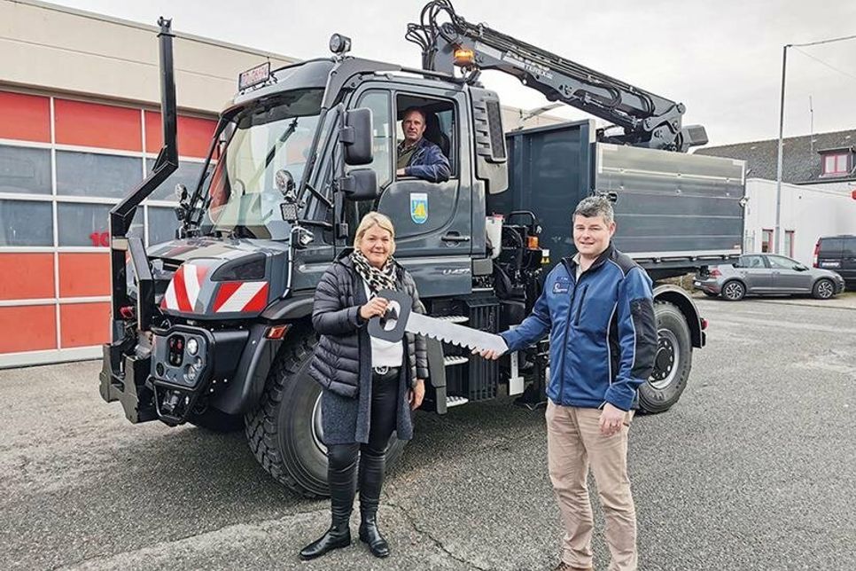 Gesine Muus, Werkleiterin des Kurbetriebes, und Fabian Post, Leiter des Bauhofes, freuen sich mit Fahrer Michael Wenske (im Unimog) über das neue Fahrzeug, das täglich im Einsatz sein wird.