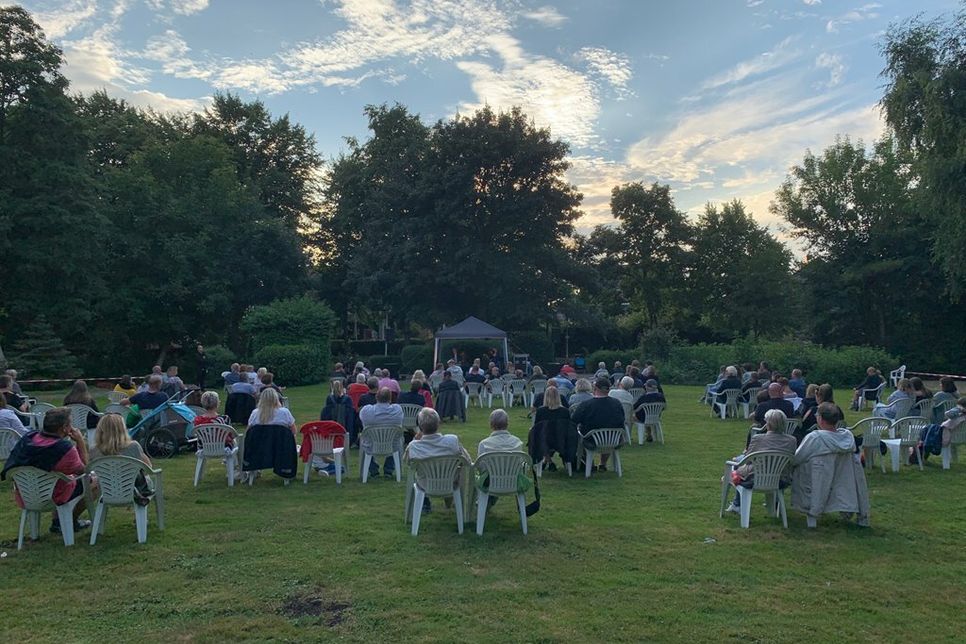 Saison-Abschlusskonzert im Kurpark am vergangenen Freitag mit dem Duo „Prüfert &amp; Juretzka“.