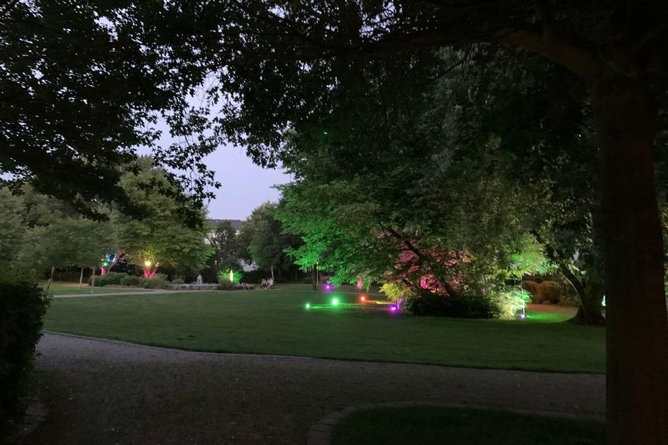 Zauberhaft schön. Die Lichtinstallationen geben dem Kurpark eine ganz spezielle Note.