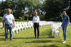 Bürgermeister Dieter Knoll, Tourismusleiterin Ulrike Dallmann und Veranstaltungsleiterin Anja Stamp (v. lks.) im Kurpark. Bis zu 100 Personen haben dort zu den Konzerten coronakonform Platz gefunden.