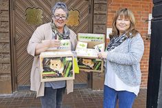 Als Patin der Aktion übergibt Ratekaus Bürgervorsteherin Gaby Spiller (l.) die prall gefüllte Sammelbox an die Stiftungsvorsitzende Sandra Redmann.  Im Gegenzug gib es eine neue Sammelbox, die vor dem Bürgerbüro gerne wieder von allen Ratekauern „gefüttert“ werden darf. (Foto: Stiftung Naturschutz/hfr)