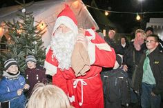 Auf ihn warten vor allem die Kinder. Der Weihnachtsmarkt hat sein Kommen fest versprochen.