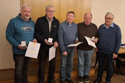 Geehrt wurden Thomas Zimpel, Manfred Ebel, Wolfgang Lemke und Klaus Blunck (v. lks.). 1. Vorsitzender Jürgen von Schassen (re.).