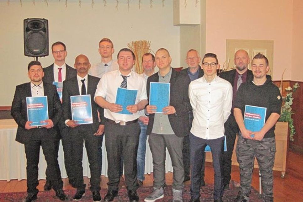 Die erfolgreichen Junggesellen mit dem Vorsitzenden des Gesellenprüfungsausschusses Andreas Schmalz (2. v. rechts) und dem Abteilungsleiter des Berufsbildungszentrums Plön Manfred Braune (4. v. rechts).