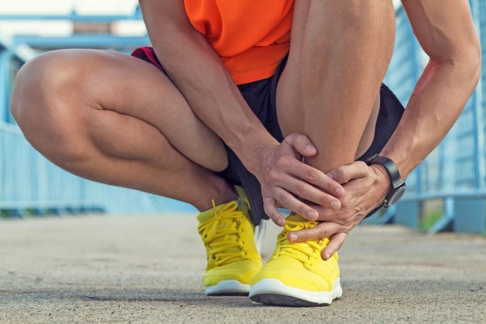 Schlecht sitzende, ausgetretene Schuhe können beim Laufen zu Verletzungen oder Überlastungen führen. (Foto: djd/Traumeel/thx)