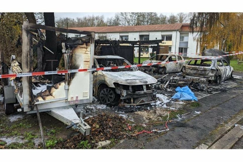 Vier Pkw, ein Wohnwagen, zwei Krafträder, ein Anhänger sowie ein Carport wurden bei dem Feuer zerstört.
