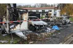 Vier Pkw, ein Wohnwagen, zwei Krafträder, ein Anhänger sowie ein Carport wurden bei dem Feuer zerstört.