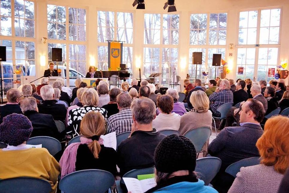 Rund 150 Bürgerinnen und Bürger lauschten der gemeinsamen Rede von Bürgervorsteherin Anja Evers und Bürgermeisterin Hatice Kara. (Foto: Kleinschmidt)