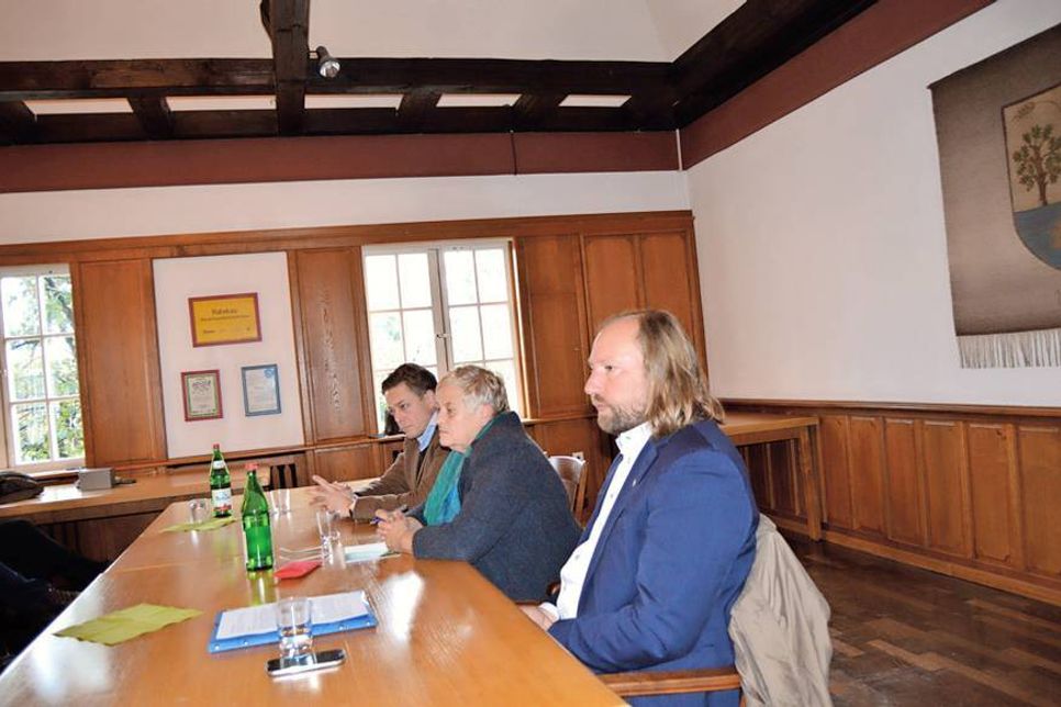 An der Seite von Gaby Braune vom Ratekauer Ortsverband der Grünen diskutierten Anton Hofreiter (vorn) und Kontantin von Notz ...