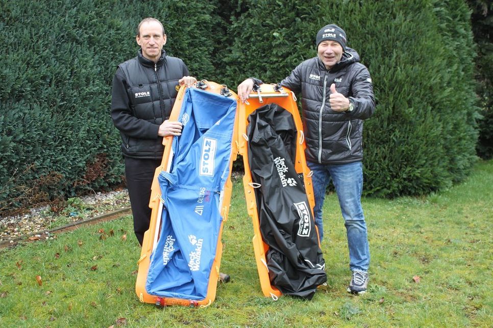 Pro Mann eine Pulka. Wolfgang Kulow (re.) und Stefan Schlett ziehen damit jeder zwischen 40 und 50 Kilogramm Gepäck über den Baikalsee.