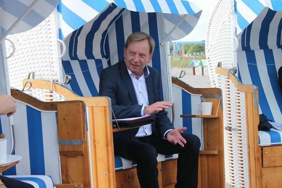 Ingo Gädechens lud zum Gespräch am Strand.