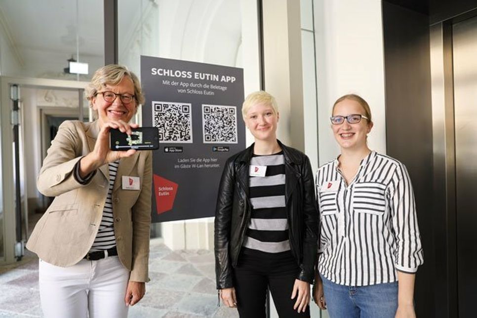 Brigitta Herrmann (geschäftsführender Vorstand der Stiftung Schloss Eutin), Volontärin Miriam Schwarz und FSJlerin Shanice Leja (von links) präsentieren die neue Schloss Eutin App