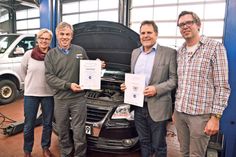 Katrin Bietz (v.li.), Fachberatung Schule-Betrieb bei der Handwerkskammer Lübeck, Tim Schneider (Auto Schneider), Schulleiter Hans-Georg Rath und Björn Sowoidnich, Berufsbeauftragter der GGS-Strand, nach der Unterzeichung des Kooperationsvertrages. (Foto: René Kleinschmidt)