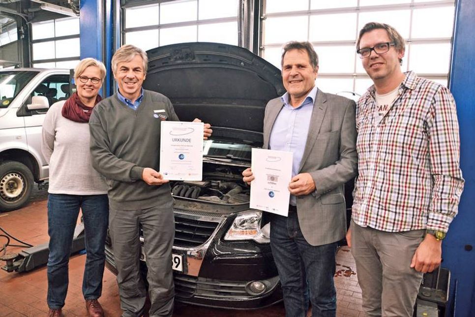 Katrin Bietz (v.li.), Fachberatung Schule-Betrieb bei der Handwerkskammer Lübeck, Tim Schneider (Auto Schneider), Schulleiter Hans-Georg Rath und Björn Sowoidnich, Berufsbeauftragter der GGS-Strand, nach der Unterzeichung des Kooperationsvertrages. (Foto: René Kleinschmidt)
