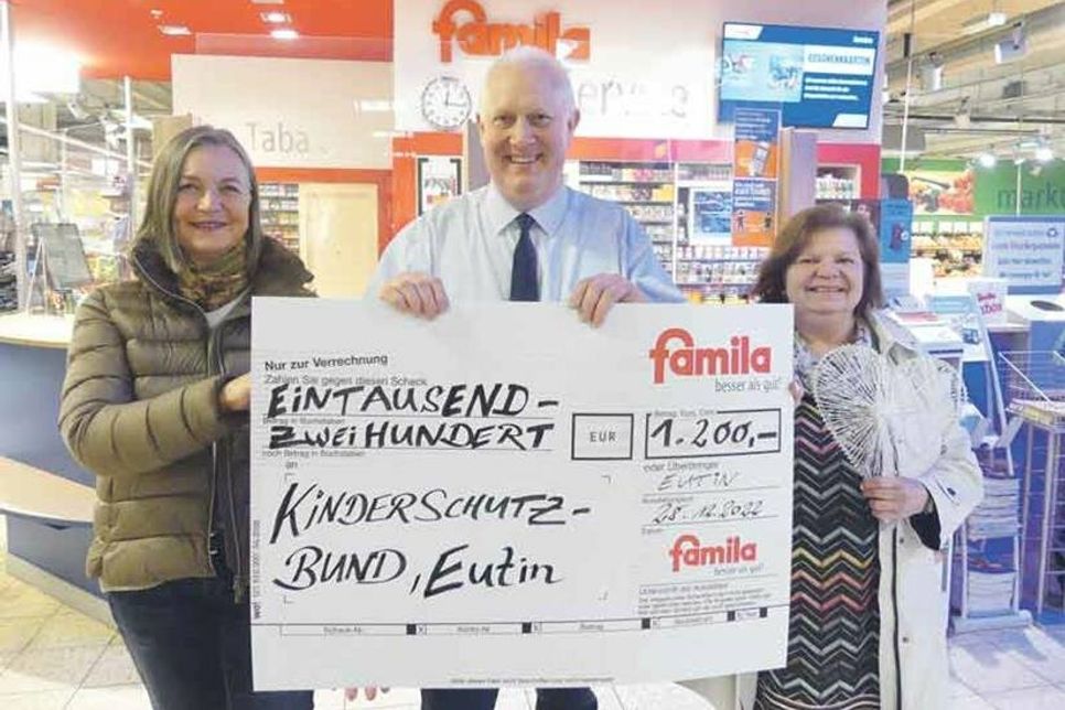 Absolutes Rekordergebnis für den Kinderschutzbund Eutin dank der famila-KundInnen: Von famila aufgerundet freute sich famila-Warenhausleiter Heinrich Evers. 1.200 Euro in Gutscheinen an Heidi Feilke und Gundula Penner vom Kinderschutzbund Eutin übergeben zu können.