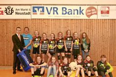 Ole Sawtschin (lks.), Kundenberater der VR Bank in Neustadt, übergab die Handbälle an die weibliche D-Jugend der HSG Ostsee.