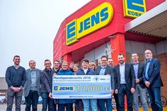 Marktleiter und weitere Mitarbeiter der EDEKA Jens Märkte mit Geschäftsführer Reimer Jens (3.v. re.) und die Geschäftsführer des Kinderschutzbundes Carsten Spies (rechts) und Henning Reimann (2.v. re.) bei der obligatorischen Scheckübergabe. (Foto: Jens Märkte)