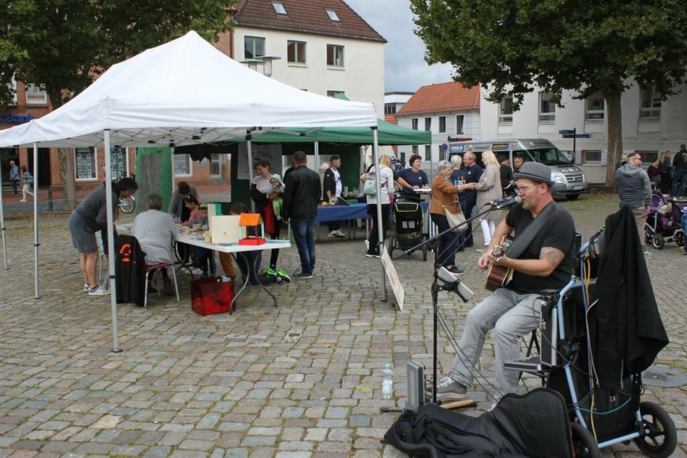 Der Marktplatz als Zentrum der Feierlichkeiten zum Geburtstag des Kinder- und Jugendnetzwerkes.