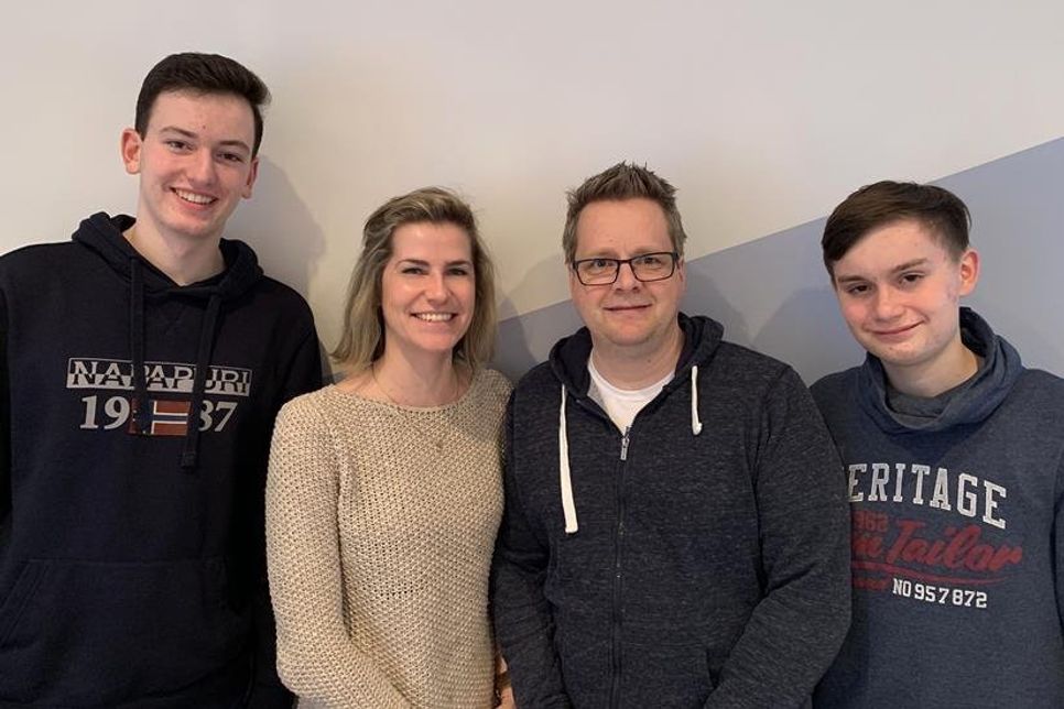 Thilo Baasch (Jugendparlament Grömitz), Janina Kononov (TSG), Udo Bräger (JUZ - Red Corner) und Finn Grothe (Jugendparlament Grömitz) (v. lks.) freuen sich über das gemeinsame Projekt.