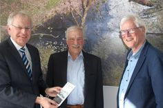 Landrat Reinhard Sager, Hans-Peter Kirscht und Uwe Muchow von der Freimaurerloge (v. lks.).