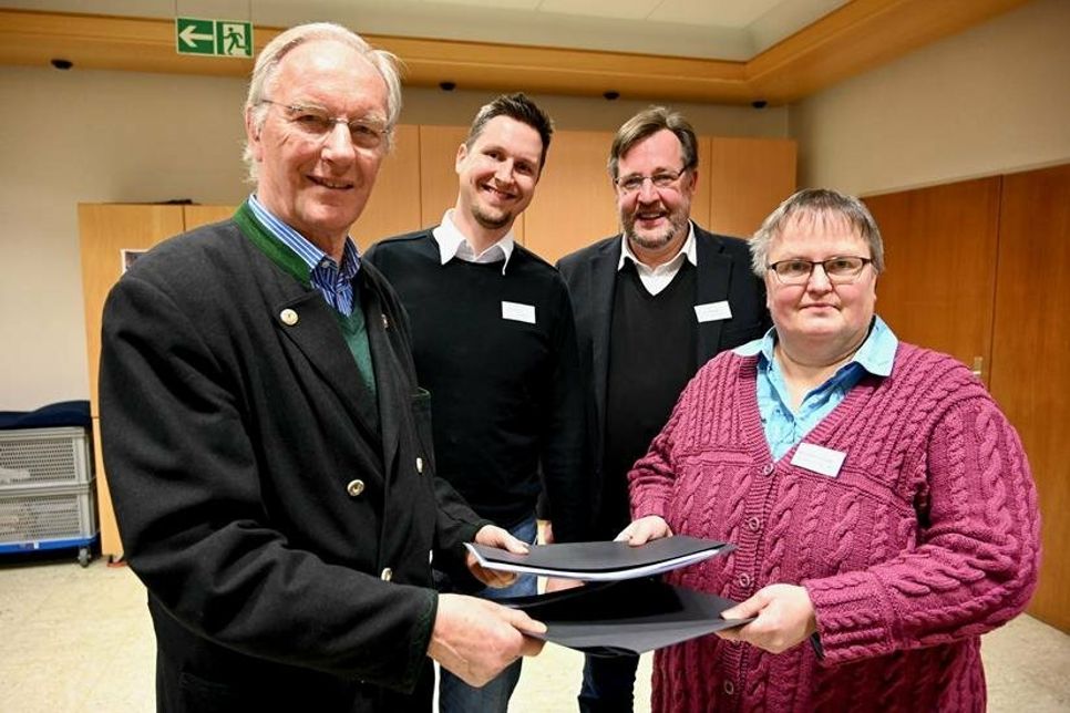 Dr. Hans-Joachim Wolff, Pastor Friedemann Holmer, Pastor Knut Nippe und Marion Lange (v. lks.). (Foto: Marco Heinen)