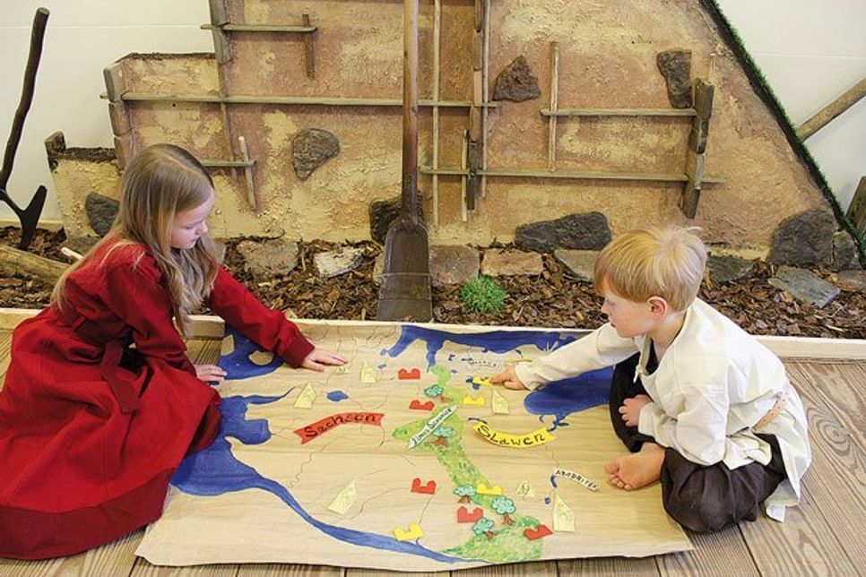 Marla und Felix (Foto: hfr Meyer) präsentieren sich in der Sonderausstellung im Plöner Museum in slawischer Gewandung und tauchen spielerisch in die Welt vor 1000 Jahren ein. Kleine Besucher können wie sie im Rahmen einer Kinderführung am 17. April Eindrücke vom Leben der Slawen gewinnen und viel über Plöner Vergangenheit erfahren
