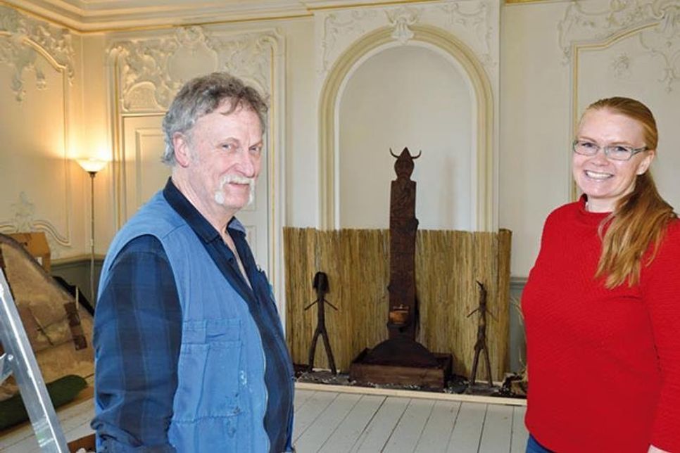 „Slawenfürst Kruto“ alias Jörn Kruse und Museumsleiterin Julia Meyer laden zum Besuch der Familienausstellung „Olsborg lebendig“ ein.