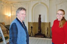 „Slawenfürst Kruto“ alias Jörn Kruse und Museumsleiterin Julia Meyer laden zum Besuch der Familienausstellung „Olsborg lebendig“ ein.
