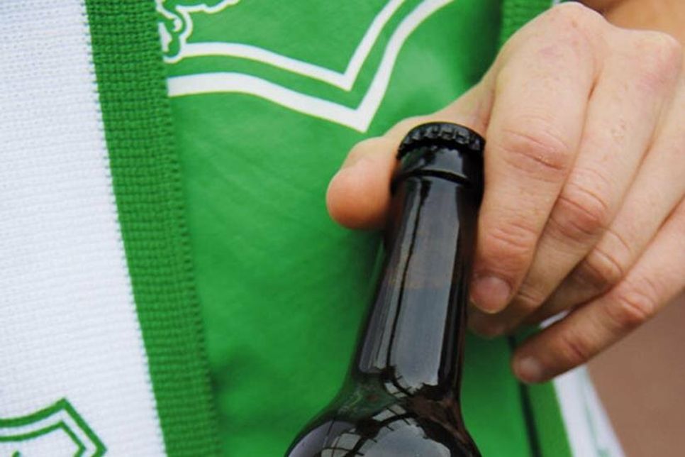 Stolz hält Patrick Eichholz eine besonders etikettierte Vereinsheim-Bierflasche in Händen, die mit der ausgewiesenen Spendensumme eine schöne Erinnerung an die Teilnahme an der „Vereinsheim-Saison 2021“ darstellt.