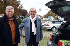 Albrecht Hinz und Heinrich Evers (re.) bei einem gemeinsamen Treffen mit Übergabe des Werkes.