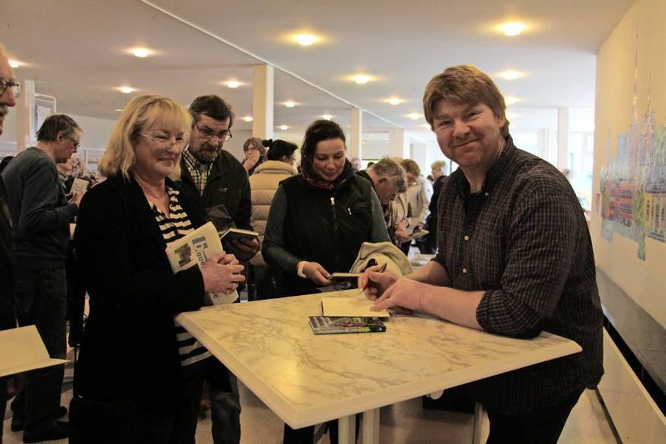 Nach der Lesung ging es ins Foyer, Bücher signieren.